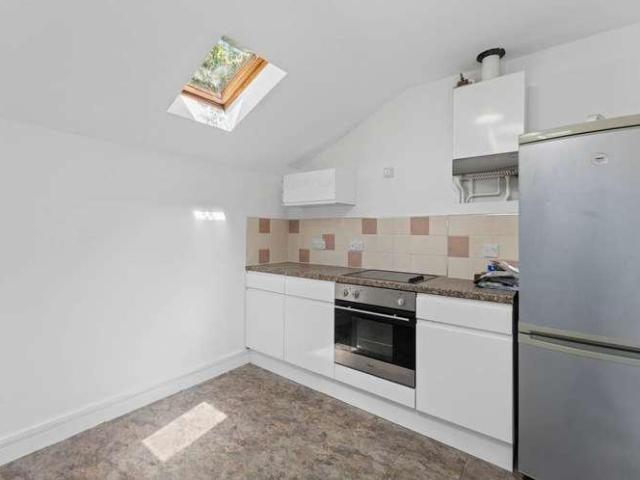 Flat for sale in Tulse Hill, Greater London