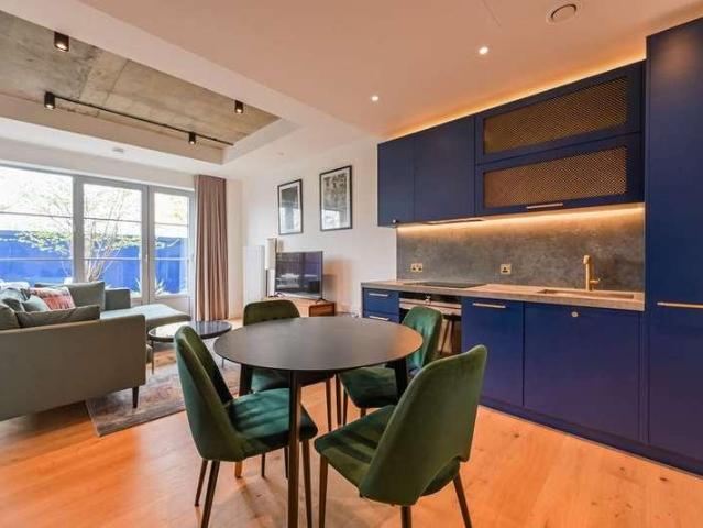Flat for sale in E14, London