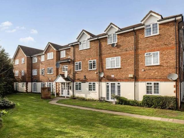 Flat for sale in London Borough of Merton, Collier's Wood