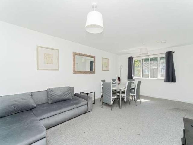Flat for sale in Uxbridge, Cowley