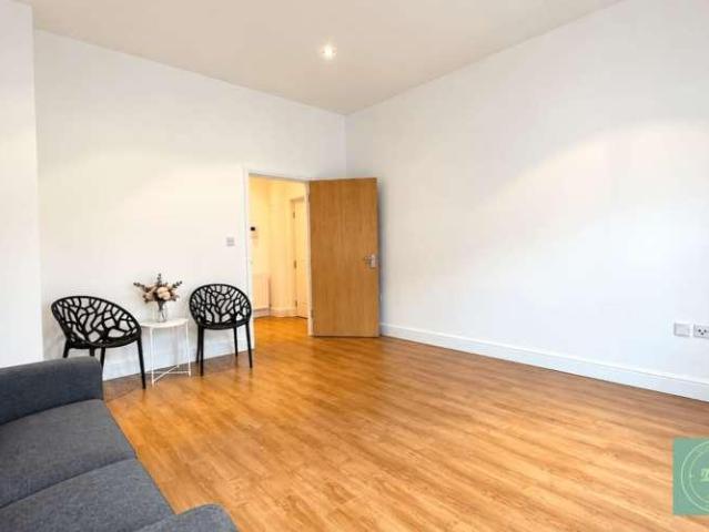 Flat for sale in Oakwood, Greater London