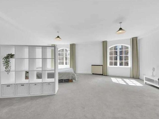 Flat for sale in Bermondsey, Greater London