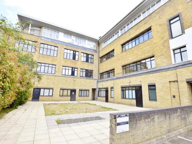 Flat for sale in E13, London