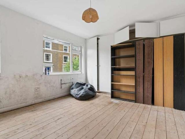 Flat for sale in Clapham, Greater London