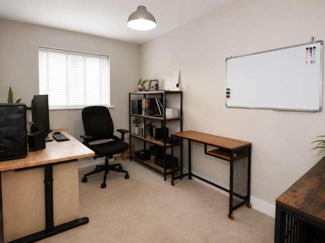 Flat for sale in Upton
