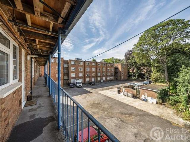 Flat for sale in Dunstable, Bedfordshire