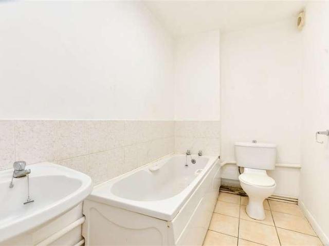 Flat for sale in Wallington, Greater London
