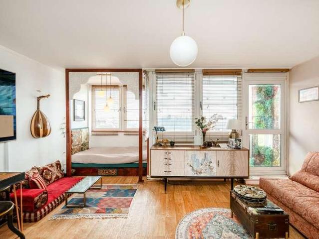 Flat for sale in North Kensington, Greater London