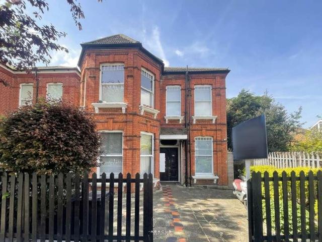 Flat for sale in Kilburn, Greater London