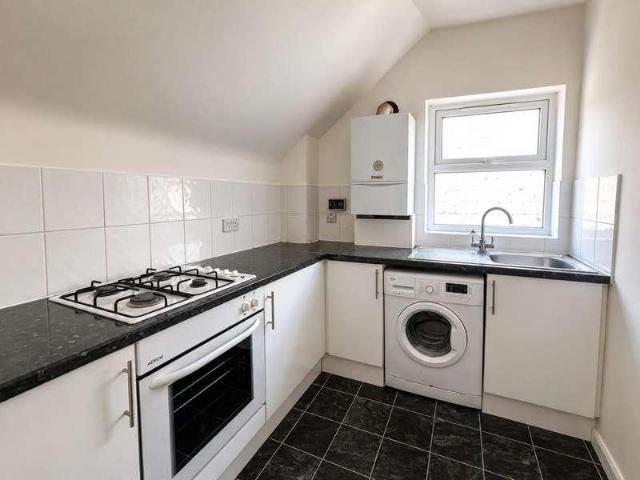 Flat for sale in London Borough of Croydon, Addiscombe