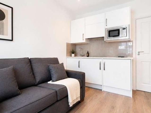 Flat for sale in Earl's Court, Greater London