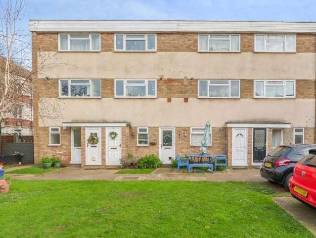 Flat for sale in Brentford, London Borough of Hounslow