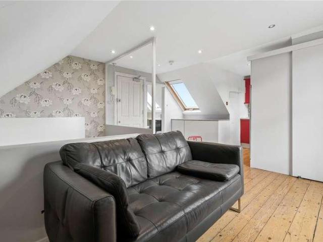 Flat for sale in Kew, Greater London