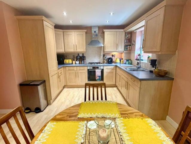Flat for sale in Heol-las, Surrey