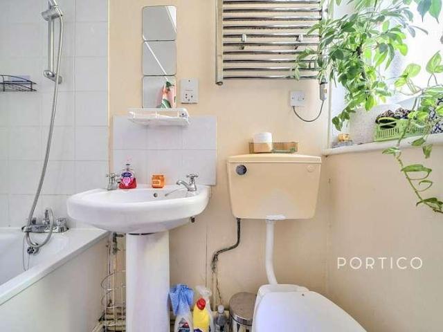 Flat for sale in London Borough of Lewisham, Forest Hill