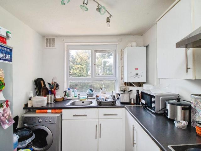 Flat for sale in South Hornchurch, Greater London