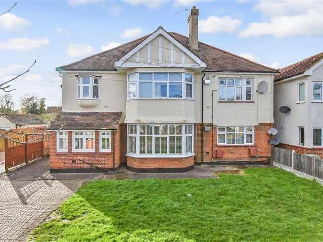 Flat for sale in Gidea Park, Greater London