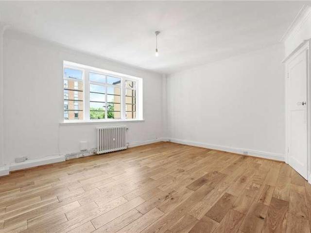 Flat for sale in Kensington, Greater London