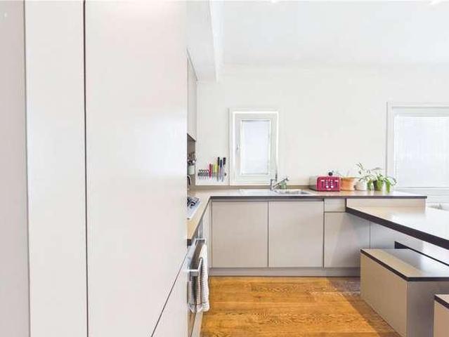 Flat for sale in Clapham Junction, Greater London