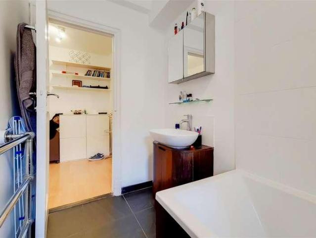 Flat for sale in Earl's Court, Greater London