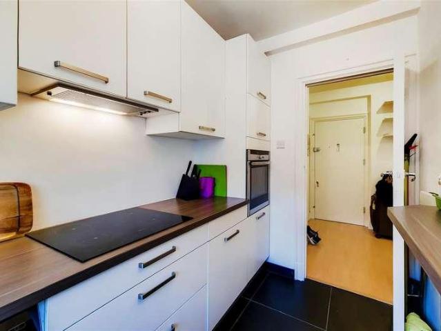 Flat for sale in Earl's Court, Greater London
