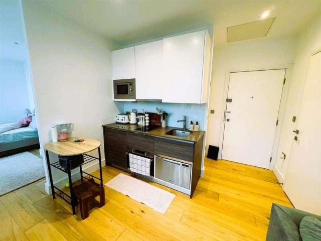 Flat for sale in London Borough of Hounslow, Greater London