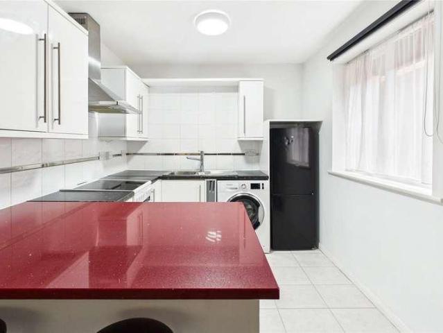 Flat for sale in Streatham, Greater London
