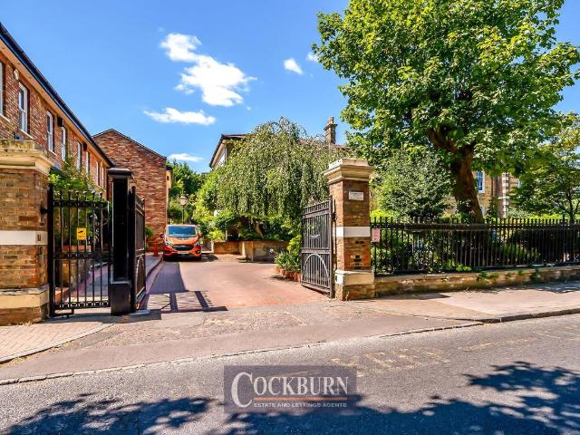 Flat for sale in West Norwood, Greater London