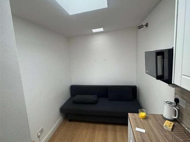 Flat for sale in London Borough of Croydon, Thornton Heath