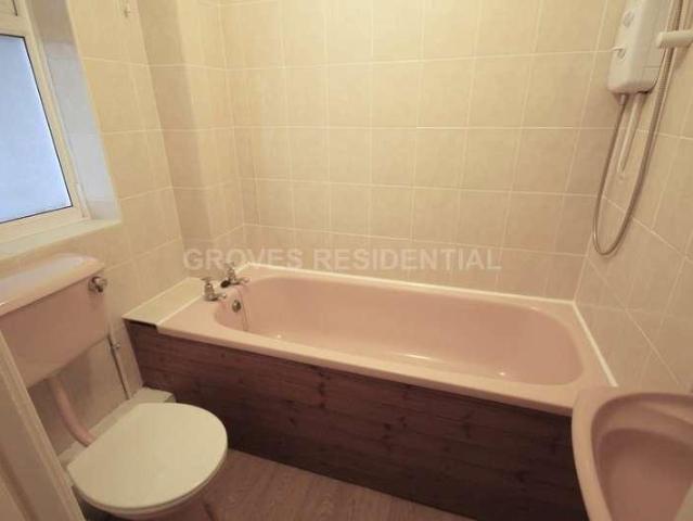 Flat for sale in New Malden, Greater London
