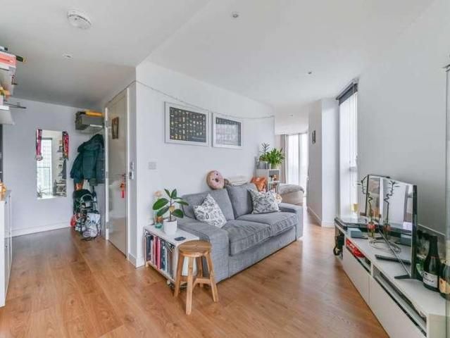 Flat for sale in Croydon, Broad Green