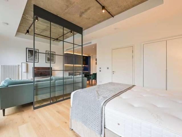 Flat for sale in E14, London