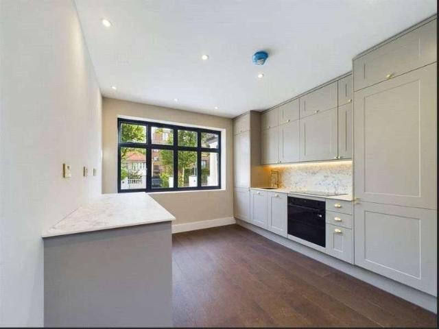 Flat for sale in Brondesbury, Greater London