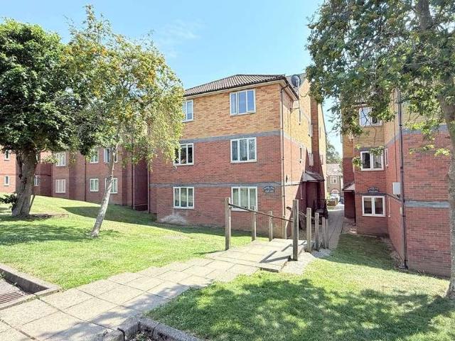 Flat for sale in New Barnet, Greater London