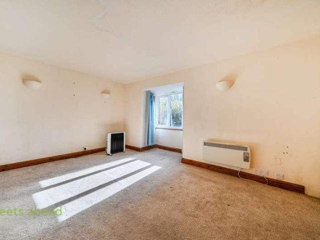 Flat for sale in London Borough of Croydon, Addiscombe