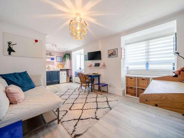 Flat for sale in Strawberry Hill, Greater London