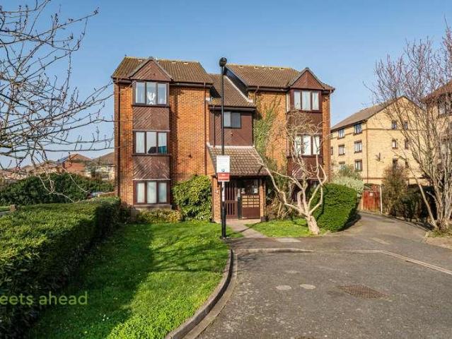Flat for sale in London Borough of Croydon, Addiscombe