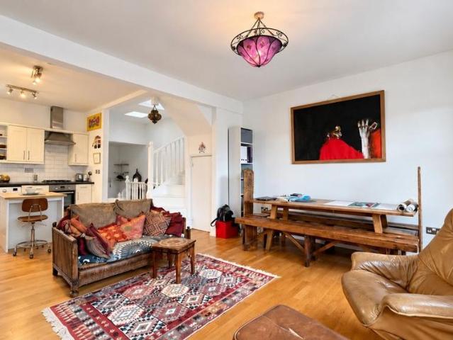 Room for rent in College Park, Greater London