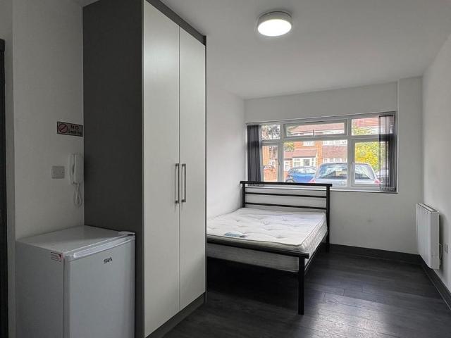 Room for rent in Gould's Green, Greater London