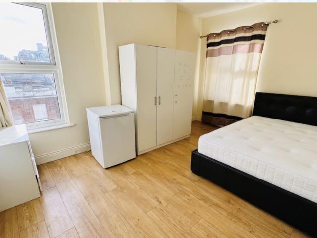 Room for rent in Greenhill, Greater London