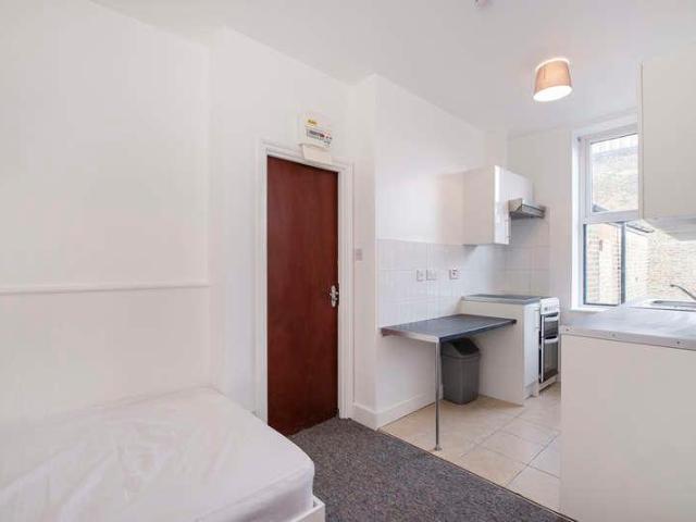 Apartment for rent in Brondesbury, Greater London
