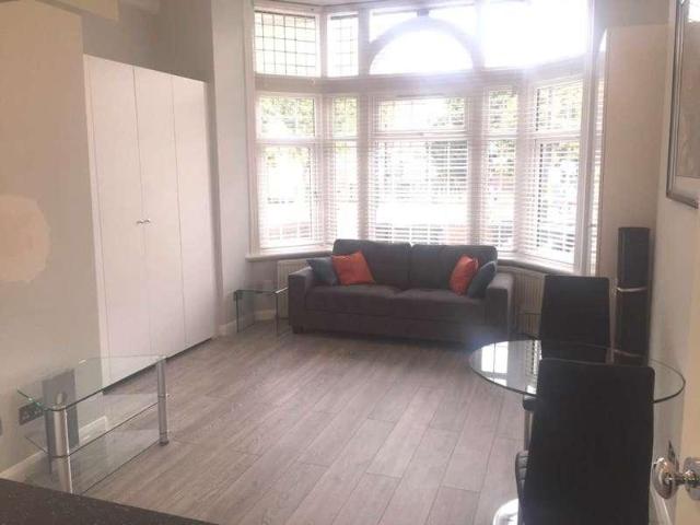 Apartment for rent in London Borough of Ealing, Park Royal