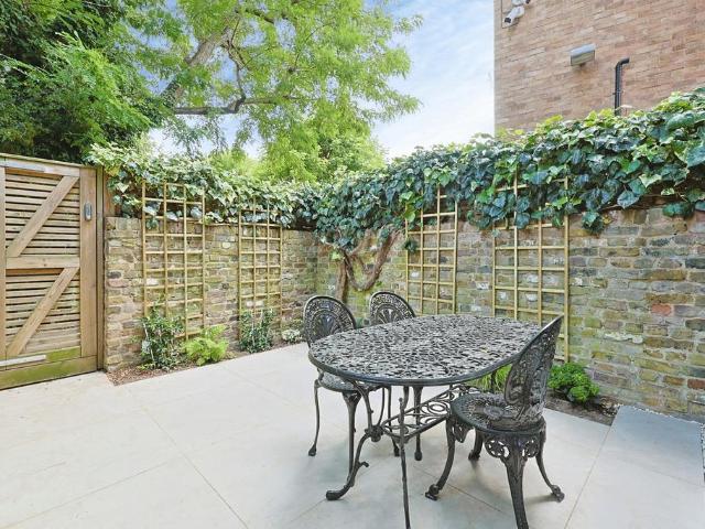 Flat for rent in North Kensington, Greater London