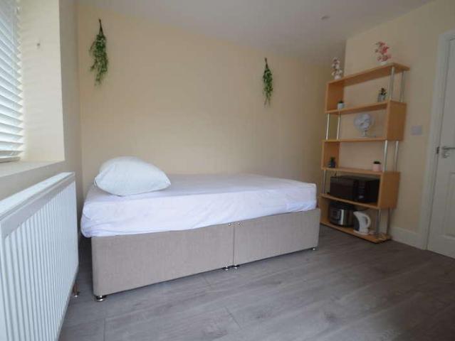 Apartment for rent in Lower Halliford, Surrey