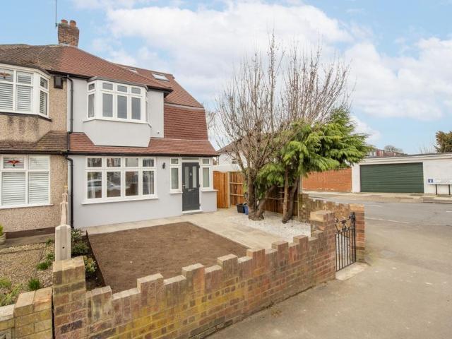 Flat for rent in London Borough of Hounslow, Greater London