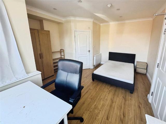 Flat for rent in Row Town, Surrey