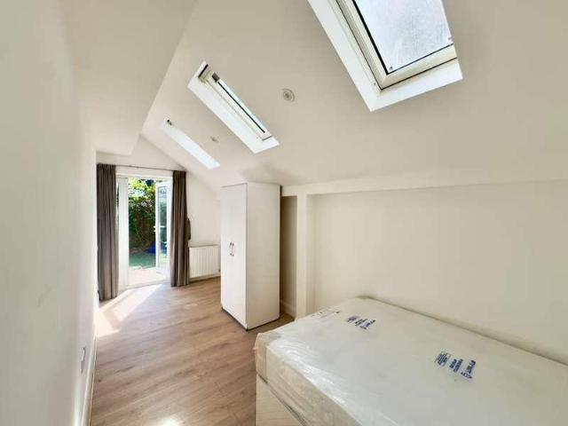 House for rent in Brondesbury, Greater London