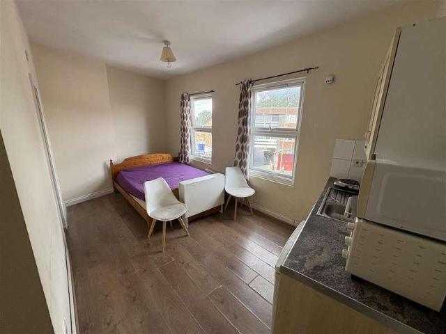 Apartment for rent in Frogmore, Hart