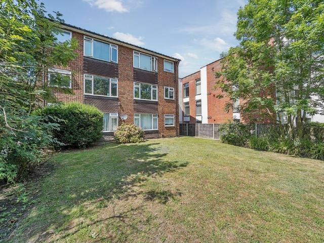 Apartment for rent in Longlands, Frognal