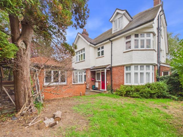 Apartment for rent in Mindenhurst, Surrey Heath